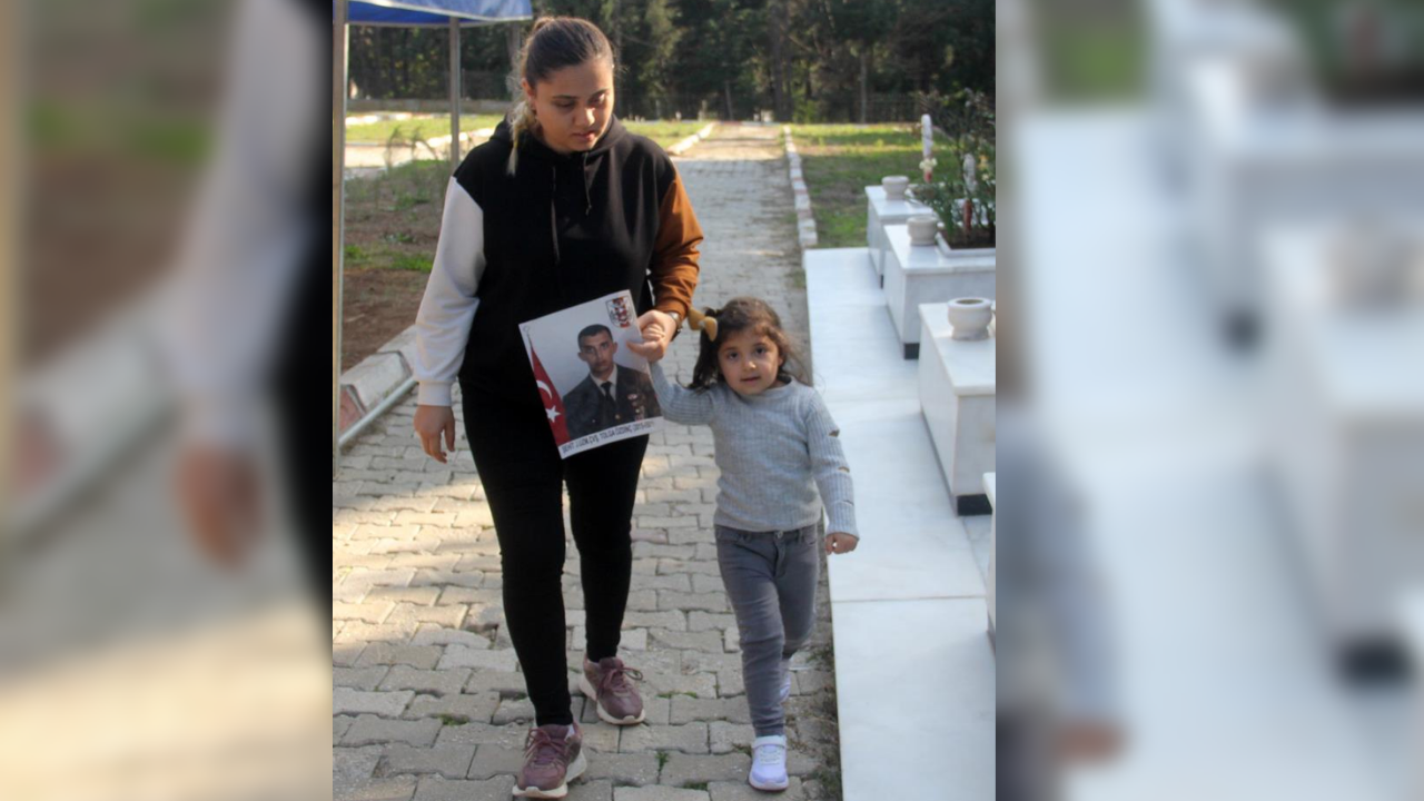 5 yaşındaki Elif, ilk karnesini şehit babasına götürdü